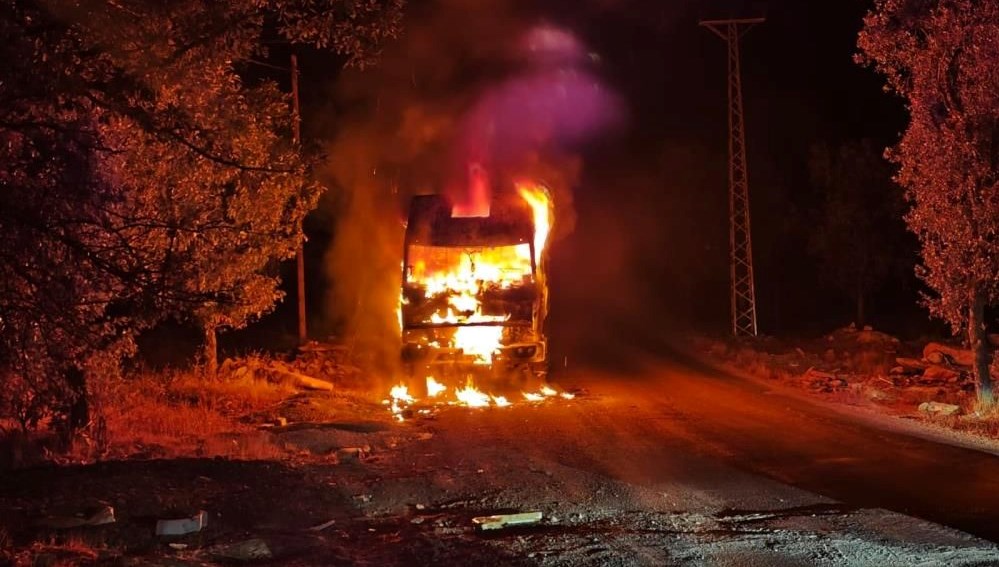 adiyamanda park halindeki kamyon yandi BzOz3GEV