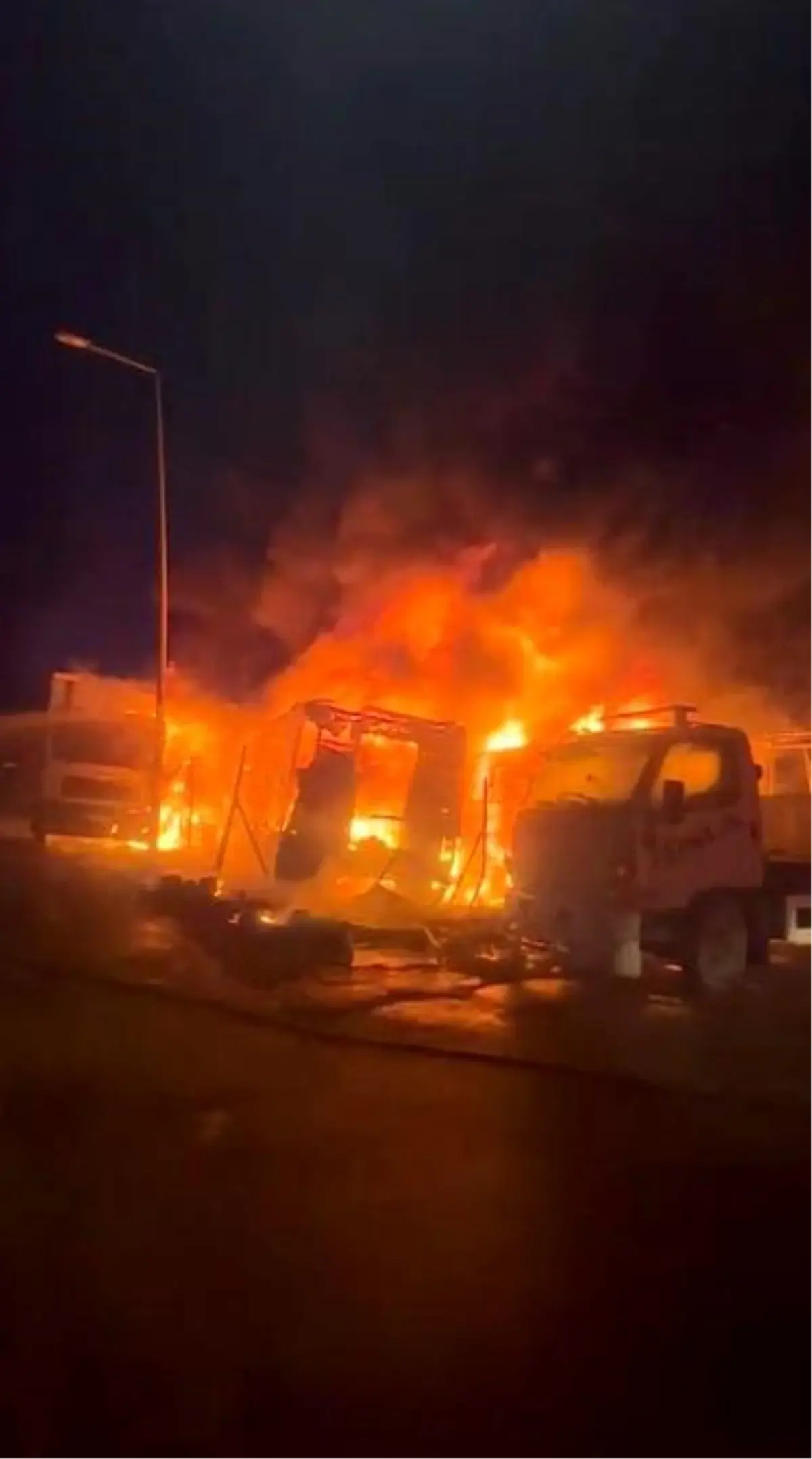 bursada yangin 3 kamyon ve 1 tir kule dondu Ihx5YEIx