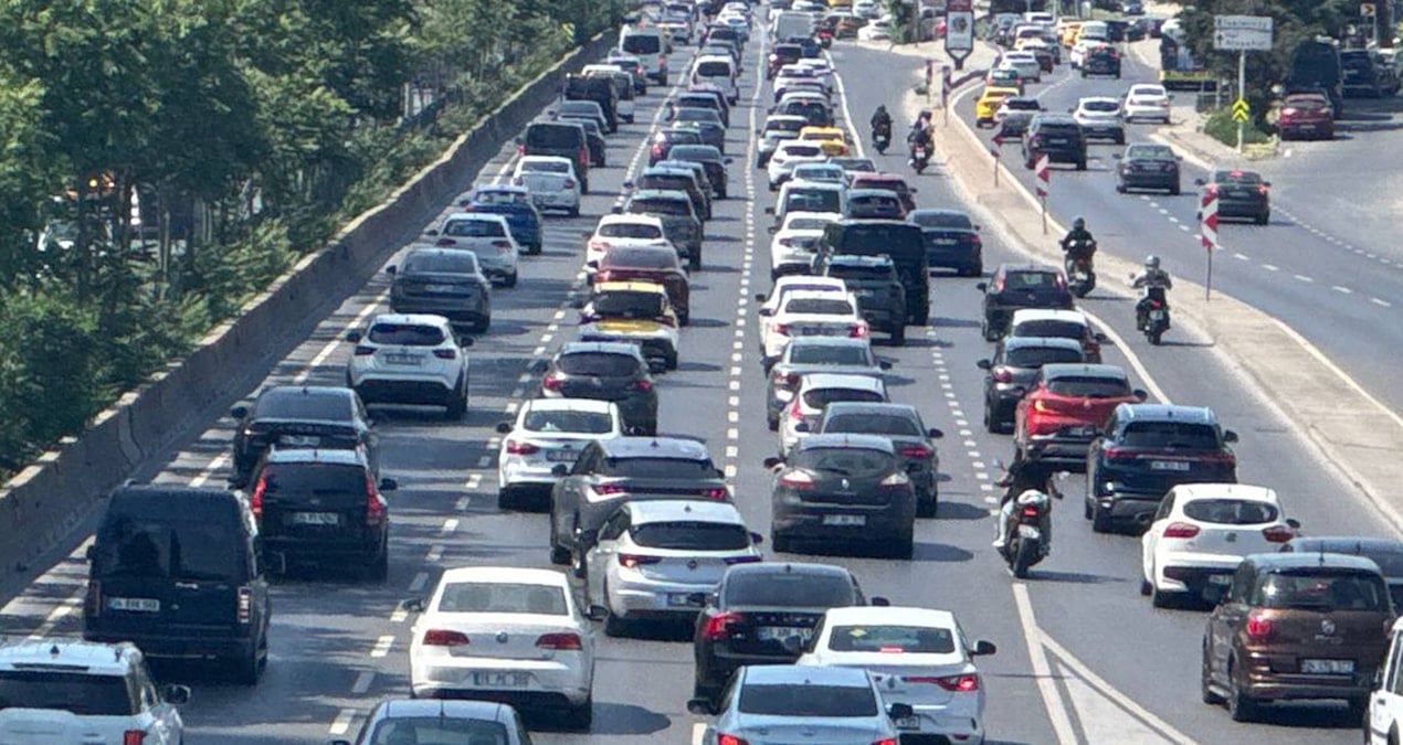istanbulda haftanin dorduncu is gununde trafik yogunlugu yasandi XJkyyLOK