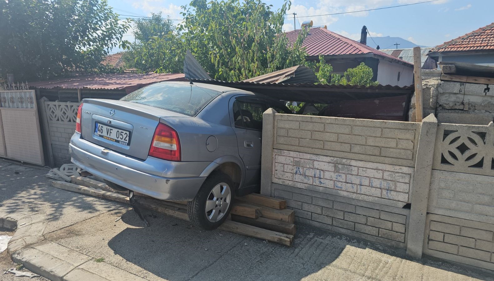 kontrolden cikan otomobil bahce duvarina girdi XpHnBnqS