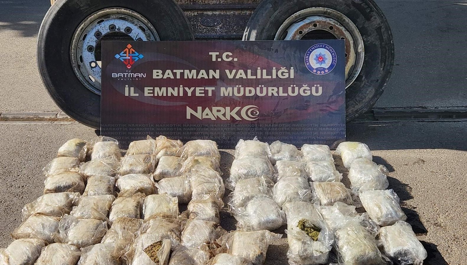 tirin tekerinde 27 kilo skunk ele gecirildi E74BnLuN