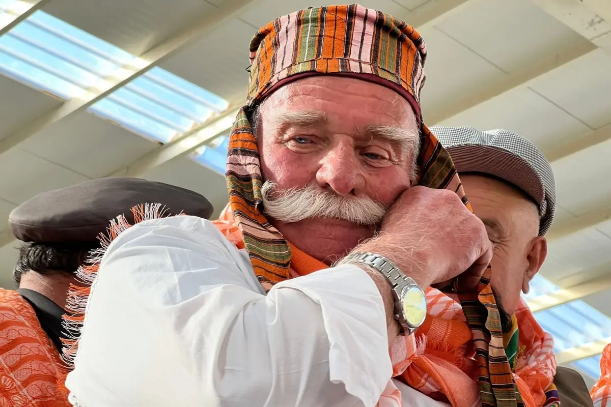 antalyada bir ilginc yarisma biyigini buran kostu geldi YrkDXYeW