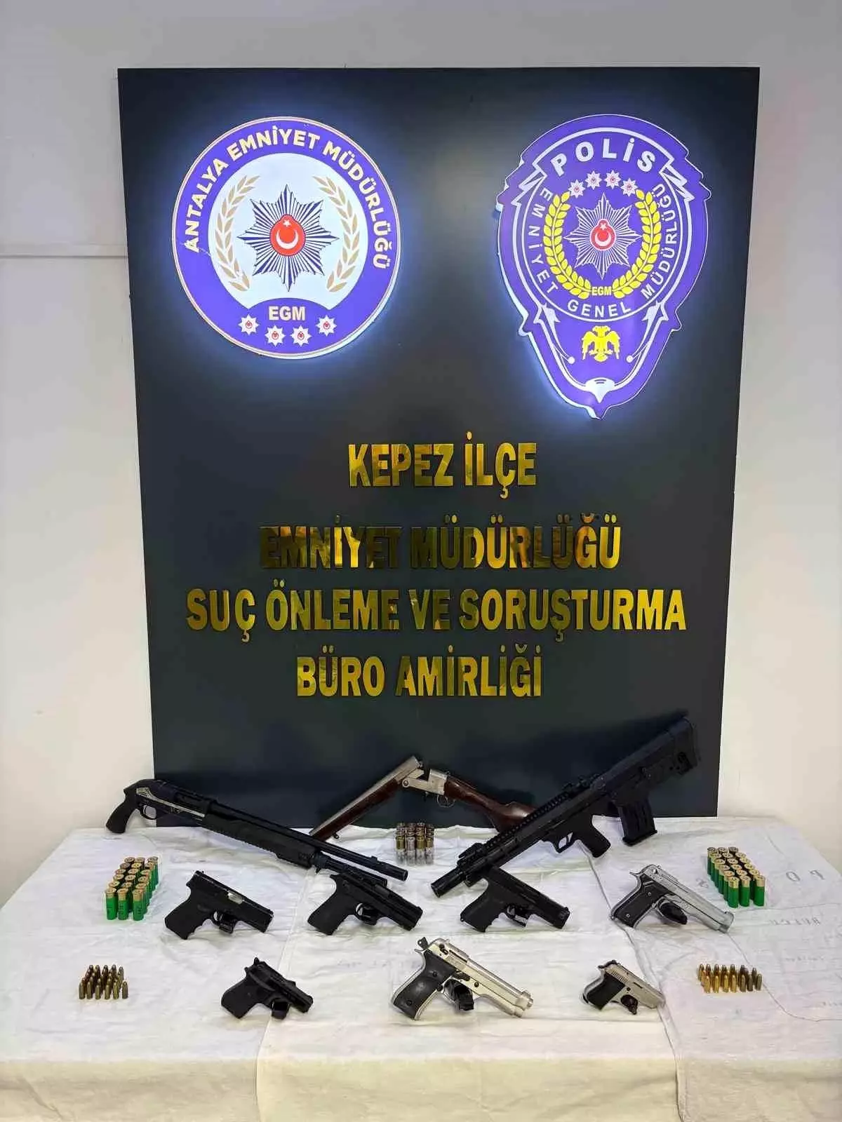 antalyada huzur operasyonu 7 ruhsatsiz tabanca ve muhimmat ele gecirildi vM8EAKv4.jpg