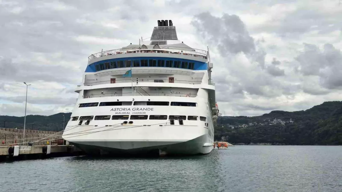 astoria grande gemisi amasra limaninda bakimda QW53BUJX.jpg