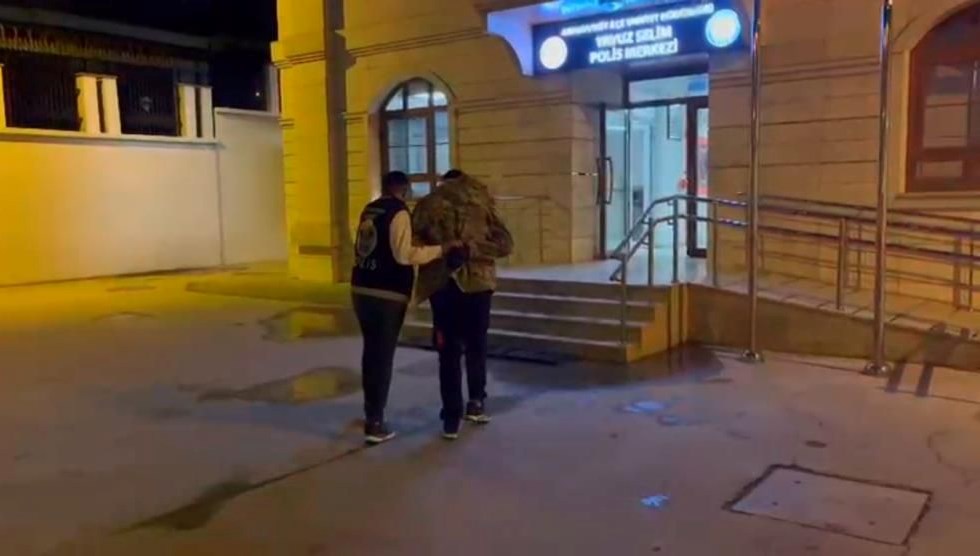 istanbulda genc kiza durakta taciz supheli yakalandi qashD5VF