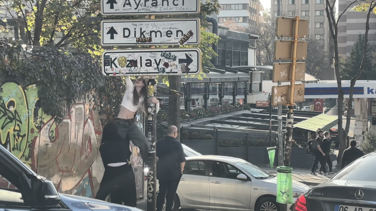 ankarada calinan kizilay tabelasinin yerine yenisi takildi polis bolgede onlemlerini artirdi UMrQayrL.jpg