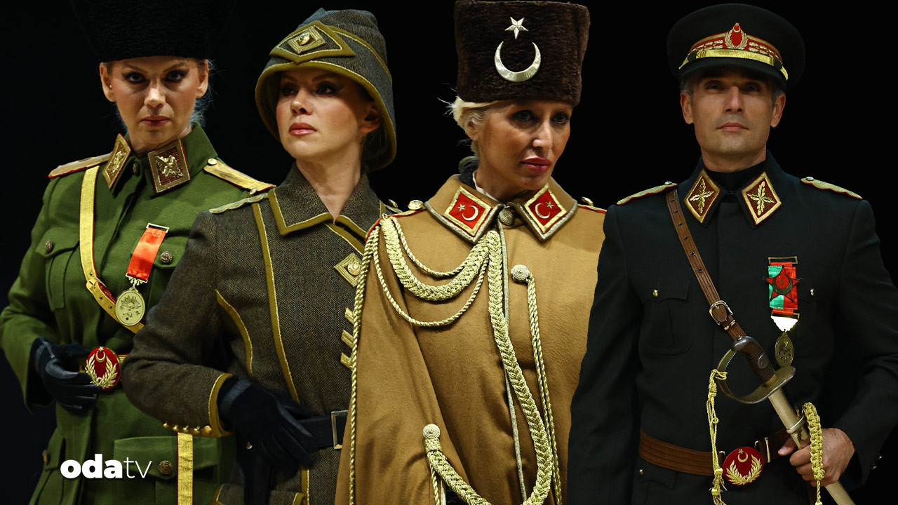 ataturkun kiyafetleri sahnede XYB2UfR6.jpg