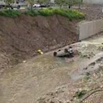 bir-anlik-ihmal-gorenler-inanamadi-dereye-uctu-MNFklab8